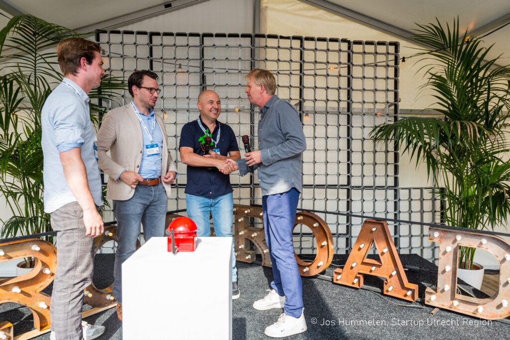 Uitreiking thombstone Cordys Analytics tijdens een event van ROM Utrecht Region.