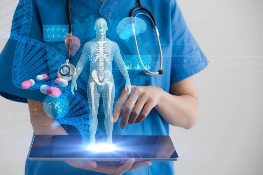 Hologram van het menselijk lichaam gepresenteerd door een ziekenhuis medewerker.