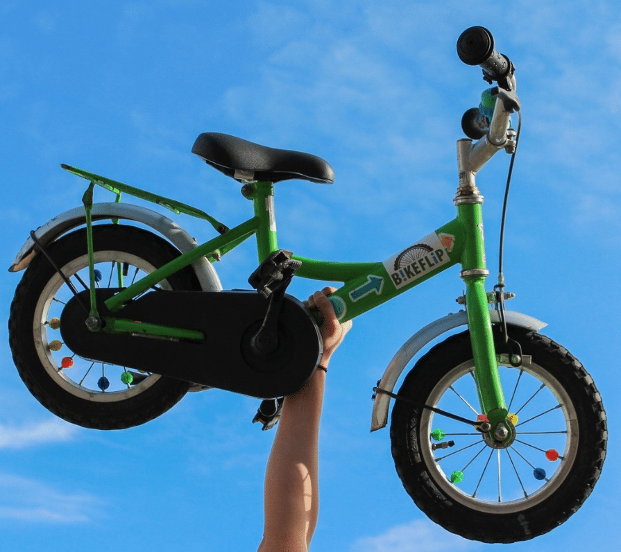 Groen kinderfiets met BikeFlip logo op het frame.
