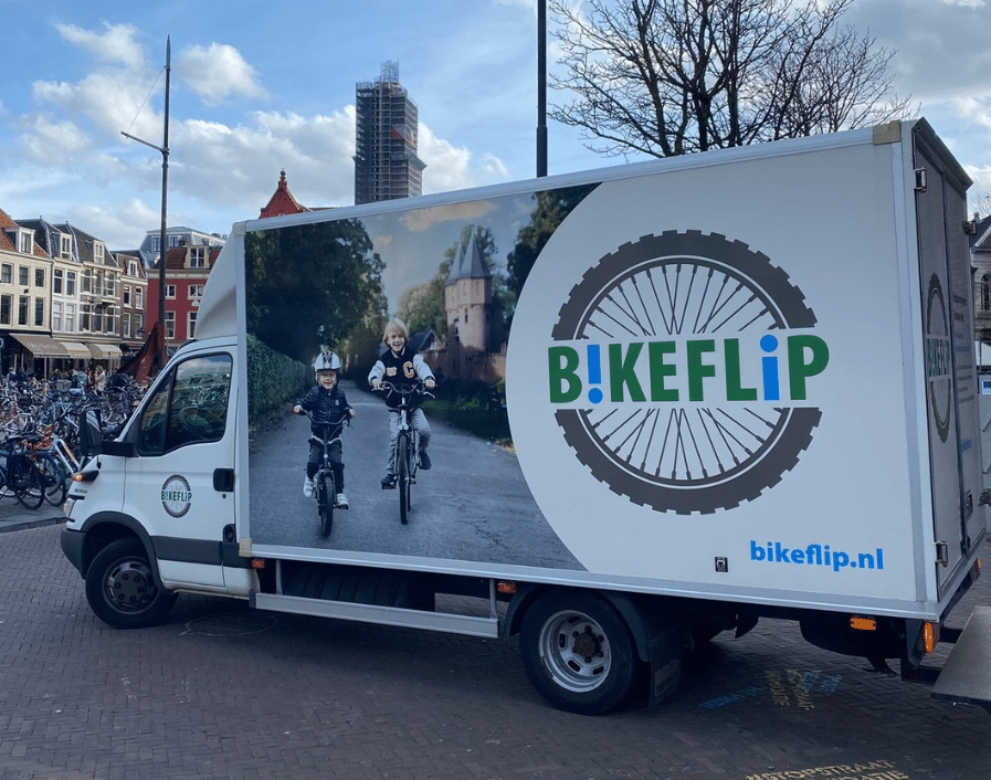 BikeFlip bestelbus voor aflevering van huurfiets.