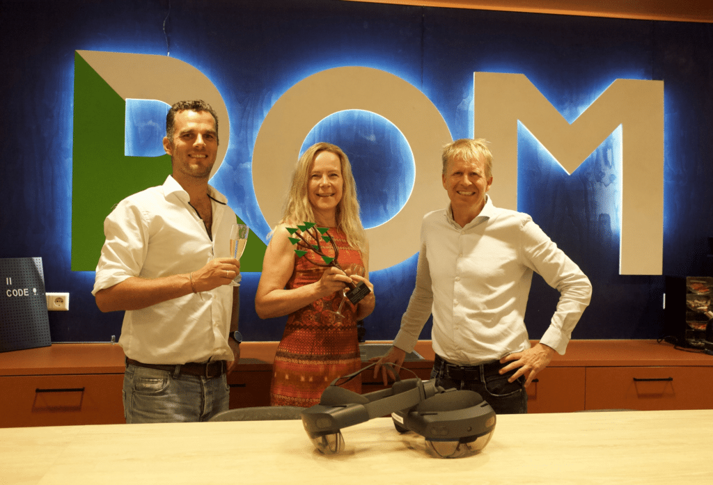 Uitreiking thombstone in het kantoorgebouw van de ROM aan Holomoves.