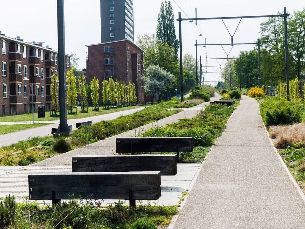 Oude spoorlijn omgebouwd tot klimaatbestendig park in Utrecht.