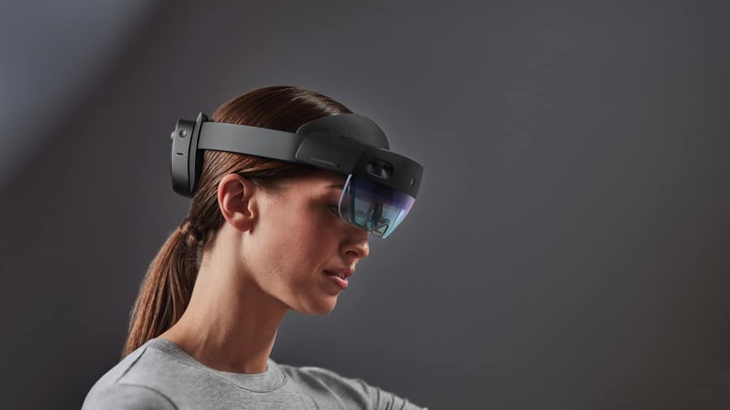 Vrouw met donkere hololens bril.