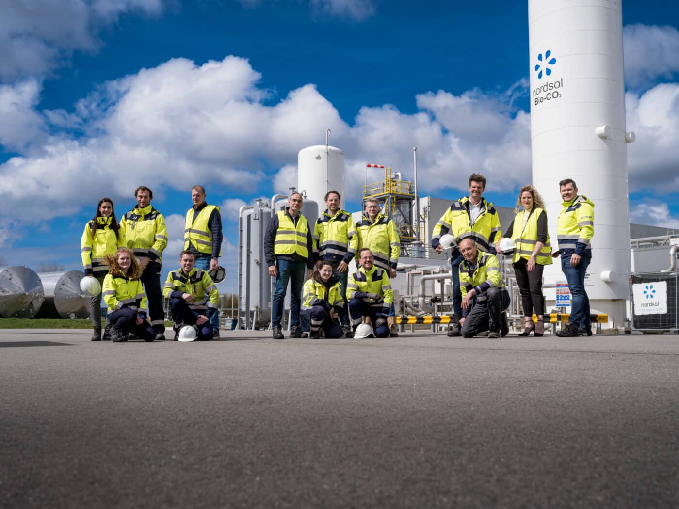 Medewerkers van Nordsol poseren voor een groepsfoto voor de bio LNG fabriek