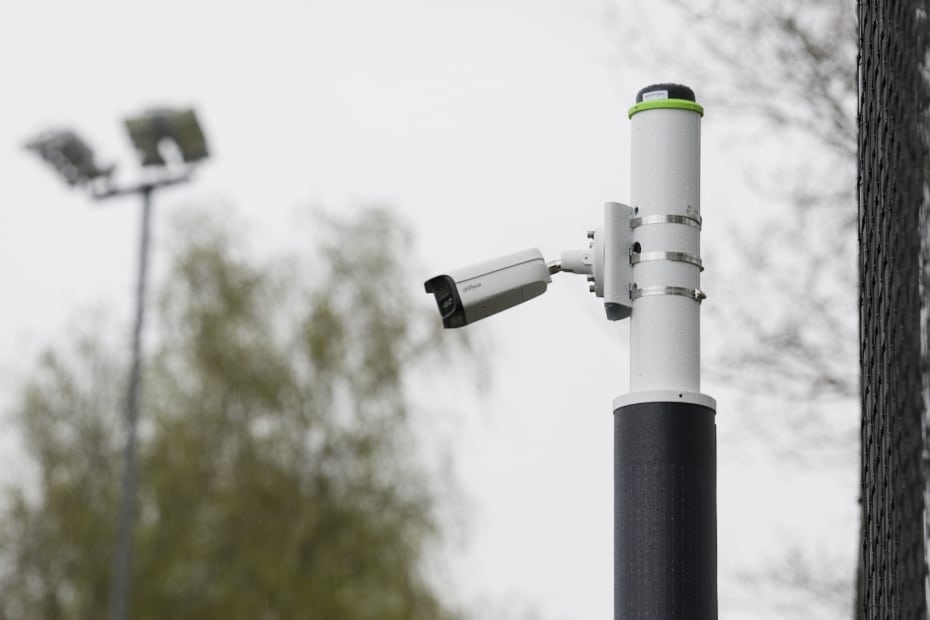 Camera technologie van Fieldwatch op een paal aan de rand van een sportveld.