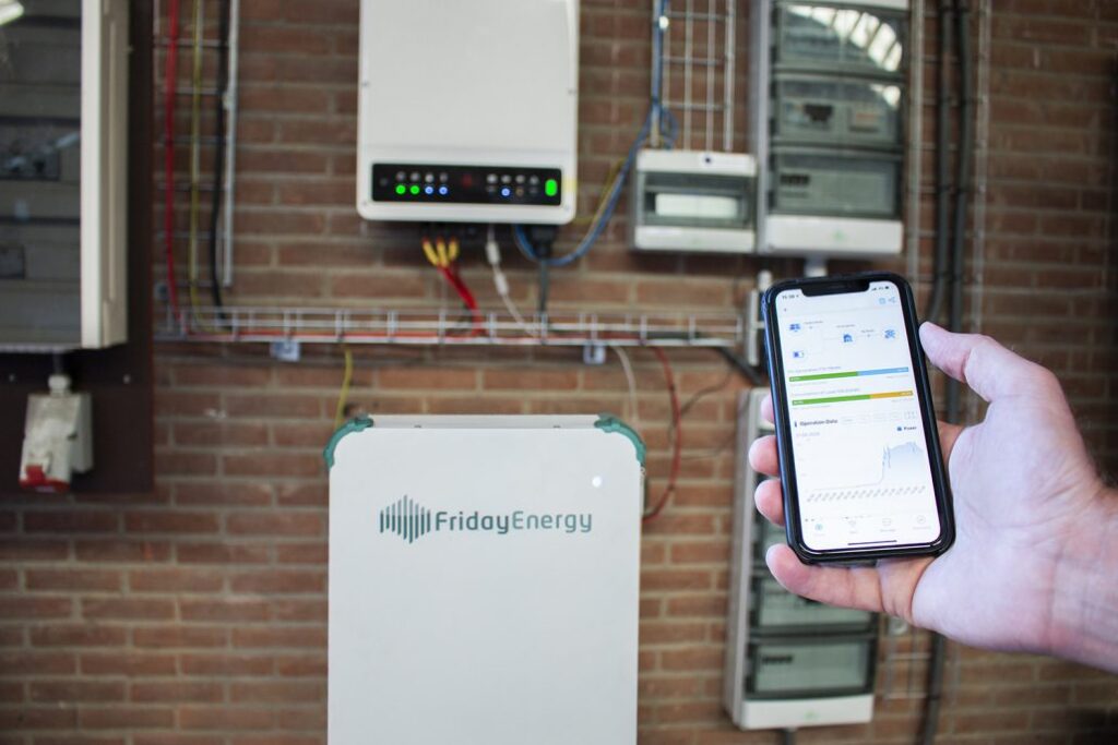 Thuisbatterij en applicatie visualisatie op een smartphone van de app van Friday Energy.
