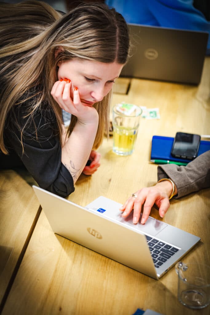 Foto Ellen aan het werk teamwork laptop
