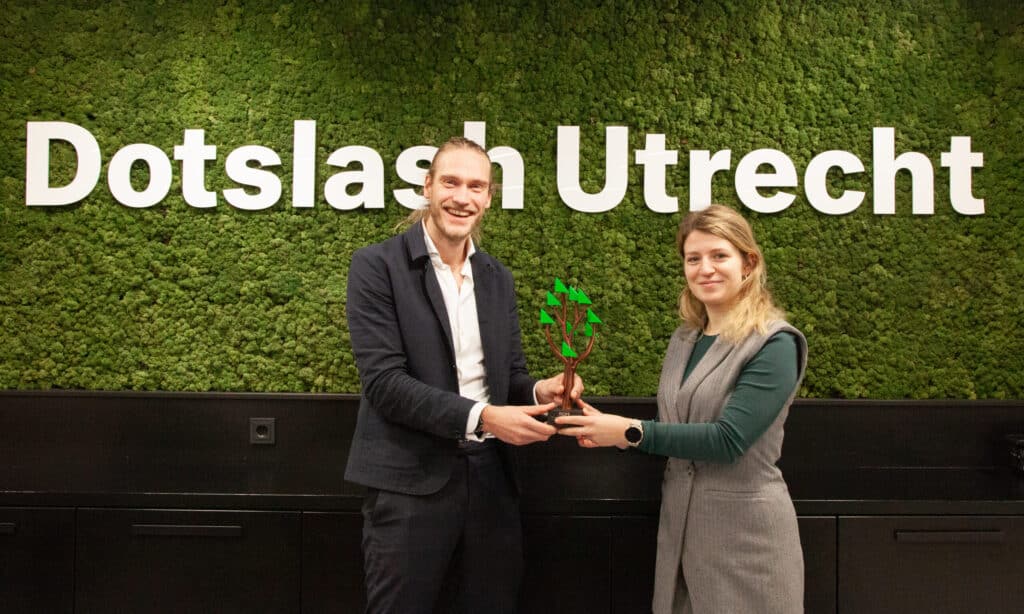 Uitreiking thombstone aan Wastewatchers bij Dotslash Utrecht.