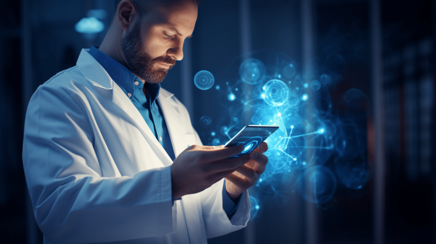 Wetenschapper in een laboratoriumjas bekijkt een smartphone met holografische, blauwe technische beelden die uit het scherm lijken te komen.