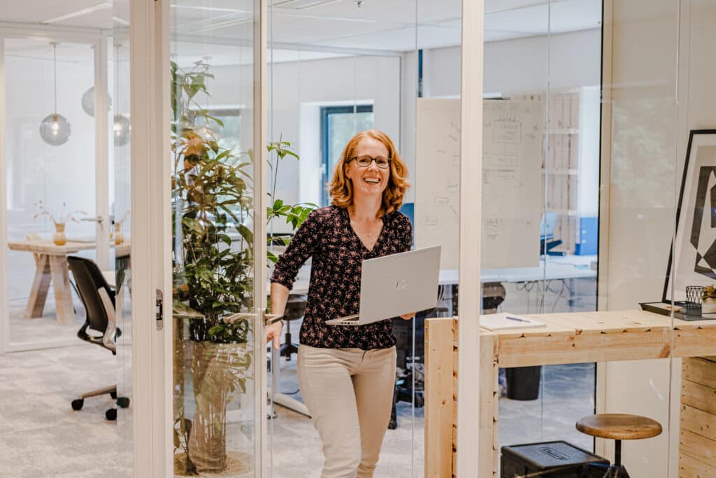 Medewerker loopt uit bel ruimte op kantoor.