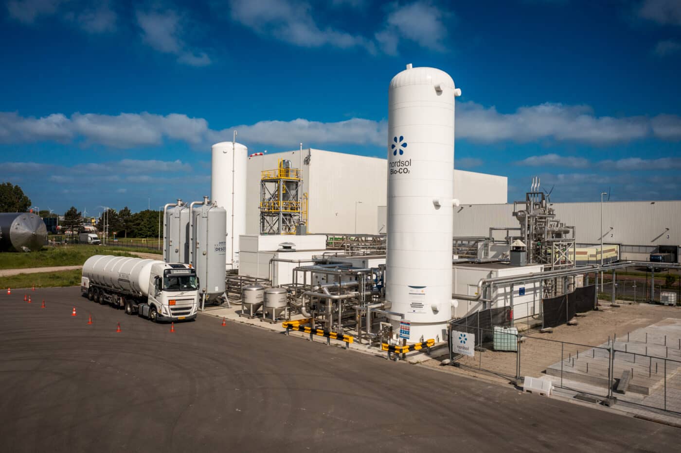 Bio LNG fabriek van Nordsol met heldere blauwe lucht.