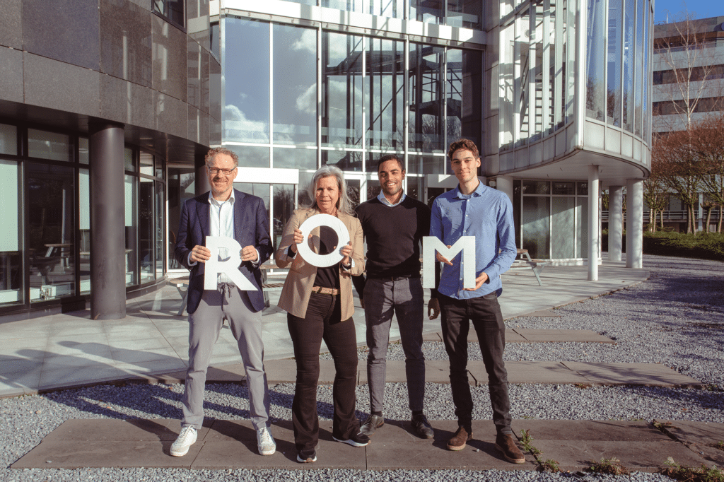 Medewerkers team Internationaal met letters van de ROM in de hand.