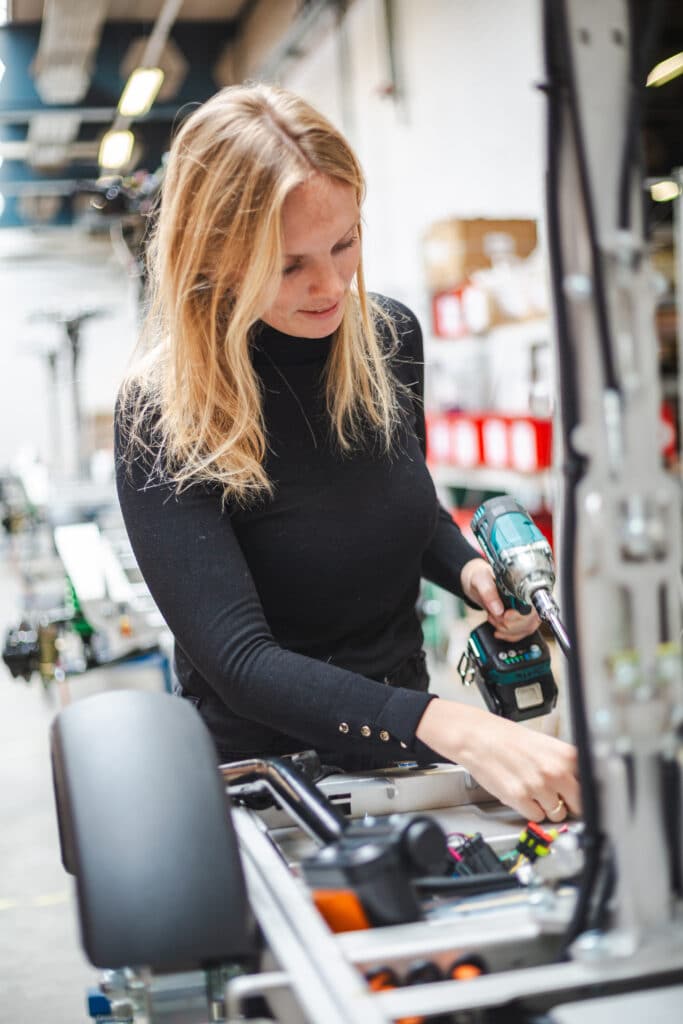 Vrouw met boor in de hand.