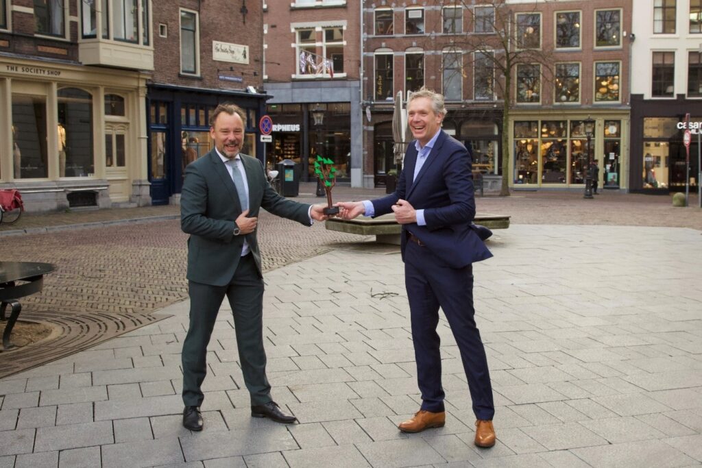 Uitreiking van de tombstone door Klaas Verschuure aan Bouke Siebenga